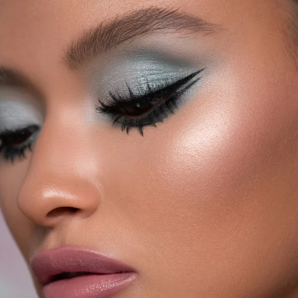 Natasha Denona Retro Glam Eyeshadow Palette Applying Shade